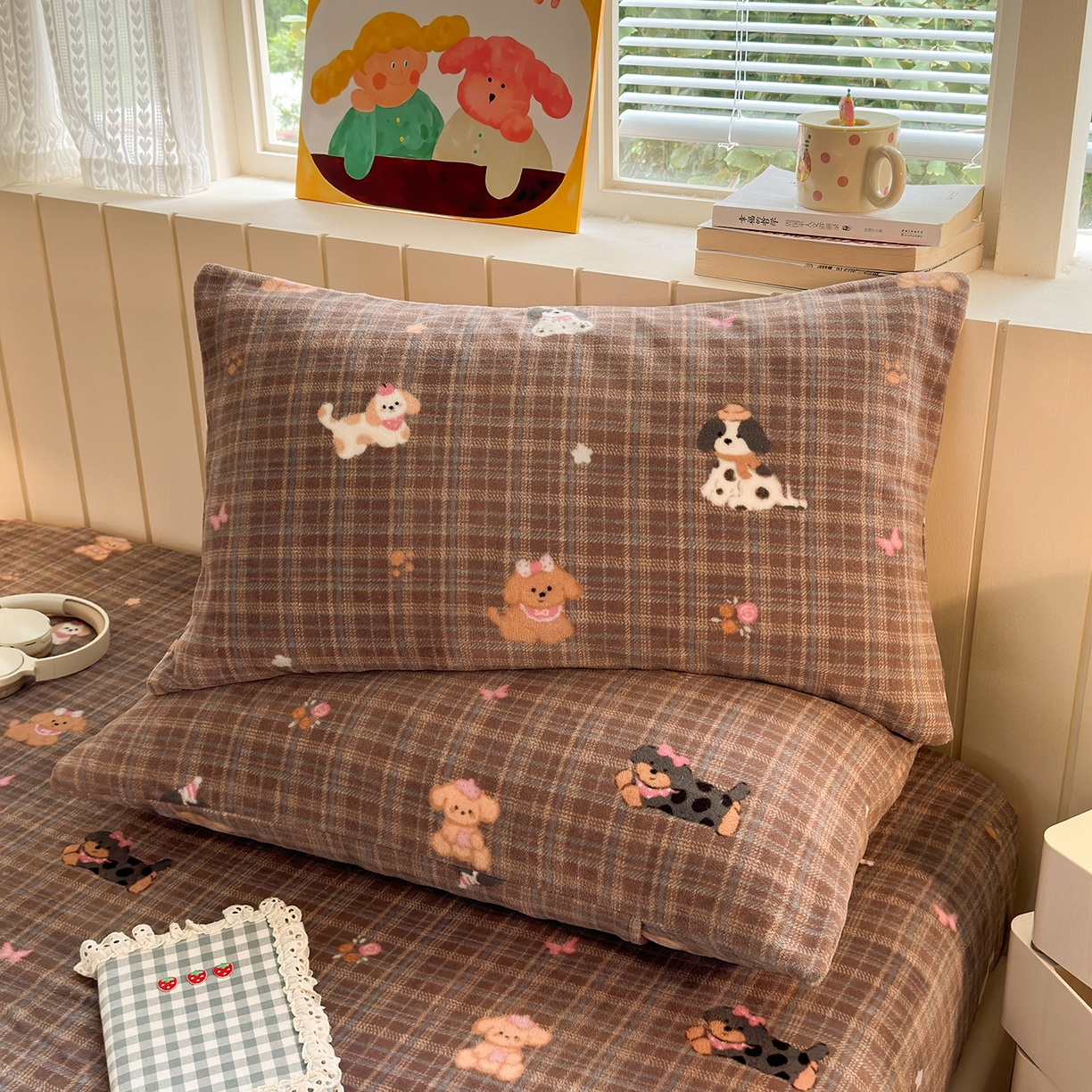 91家纺网 家纺一手货源 找家纺 丽美人家纺 2025新款牛奶绒小版枕套 英伦小狗