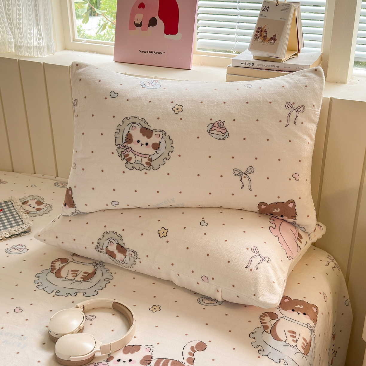 91家纺网 家纺一手货源 找家纺 丽美人家纺 2025新款牛奶绒小版枕套 奶萌小猫