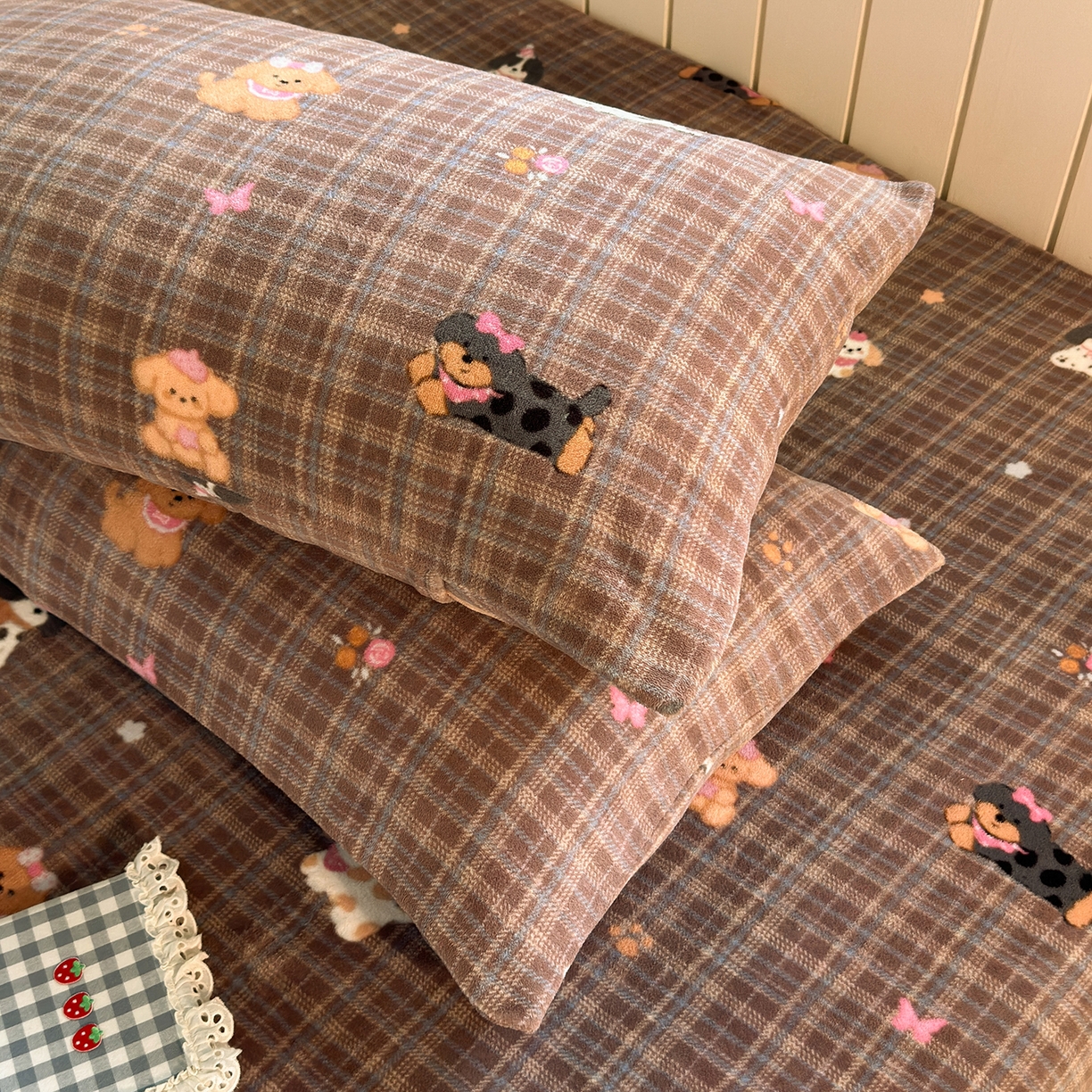 91家纺网 家纺一手货源 找家纺 丽美人家纺 2025新款牛奶绒小版枕套 英伦小狗