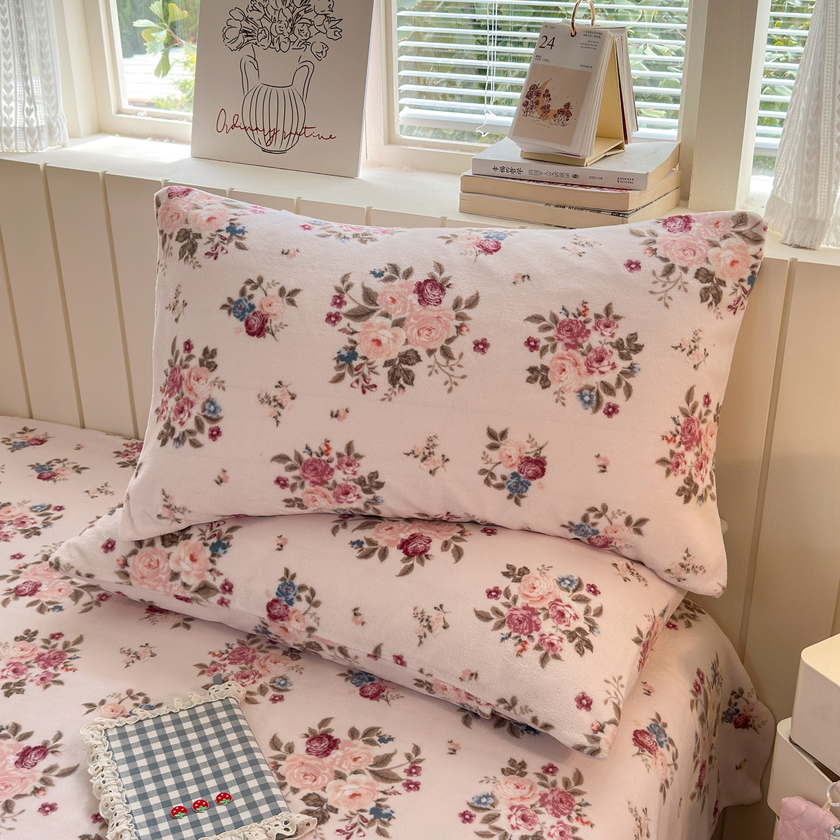 91家纺网 家纺一手货源 找家纺 丽美人家纺 2025新款牛奶绒小版枕套 山茶花语-粉
