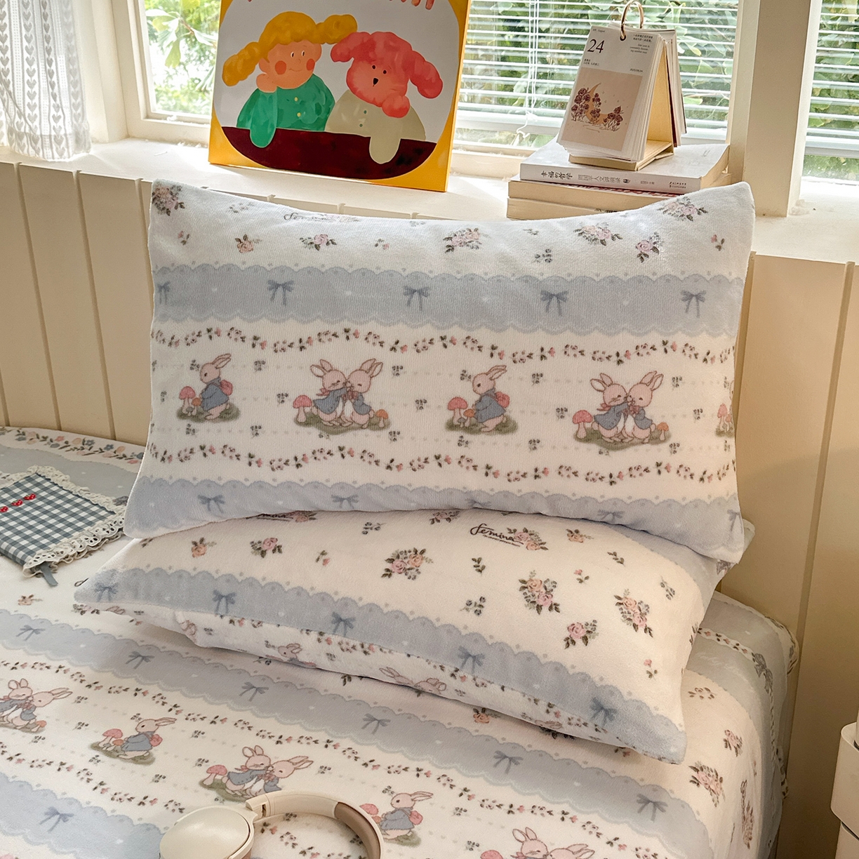 91家纺网 家纺一手货源 找家纺 丽美人家纺 2025新款牛奶绒小版枕套 花边小兔