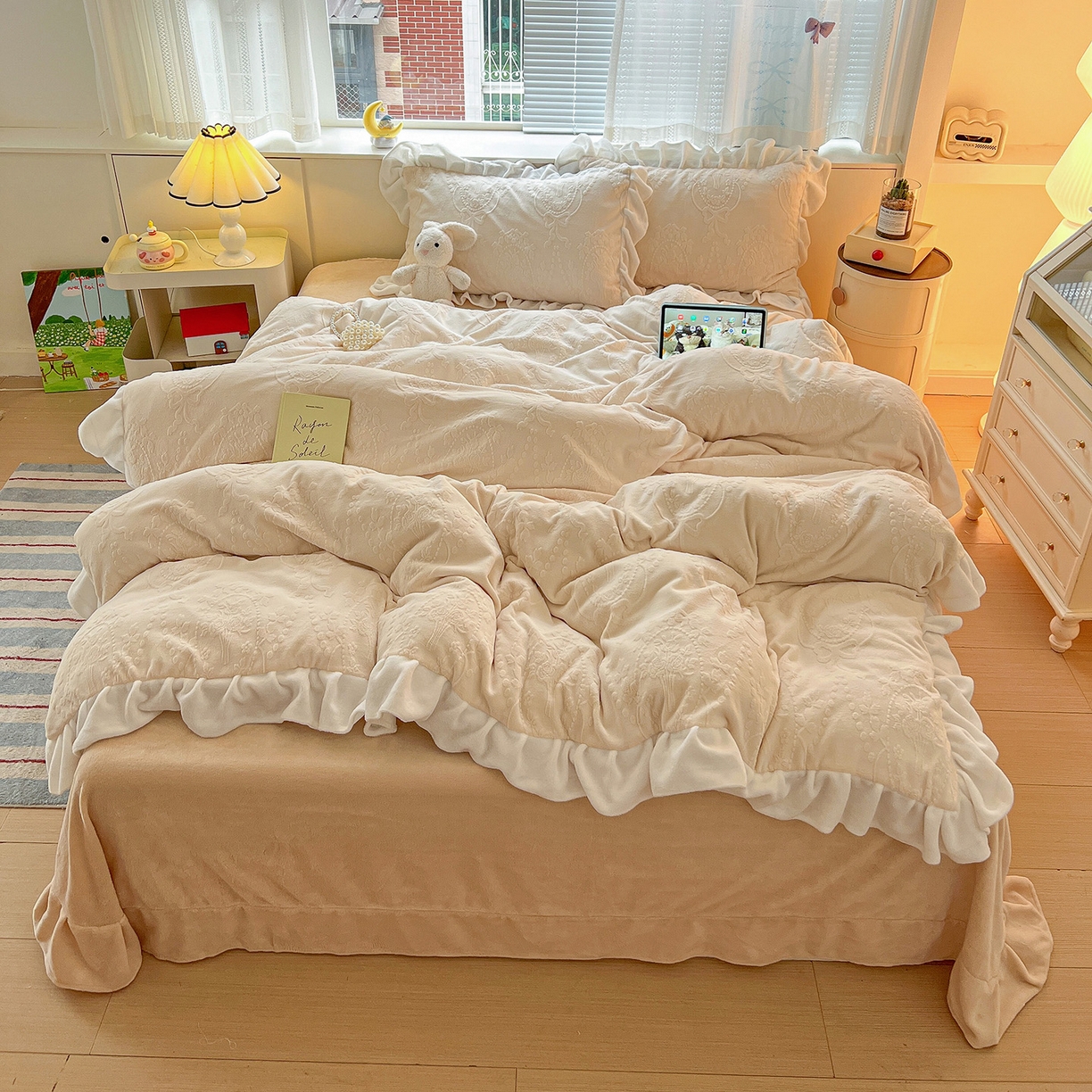 91家纺网 家纺一手货源 找家纺 亿梵家居 2025新款法式花边款A类5D牛奶绒立体雕花四件套（提供买家秀） 花边款  手捧花-奶油白