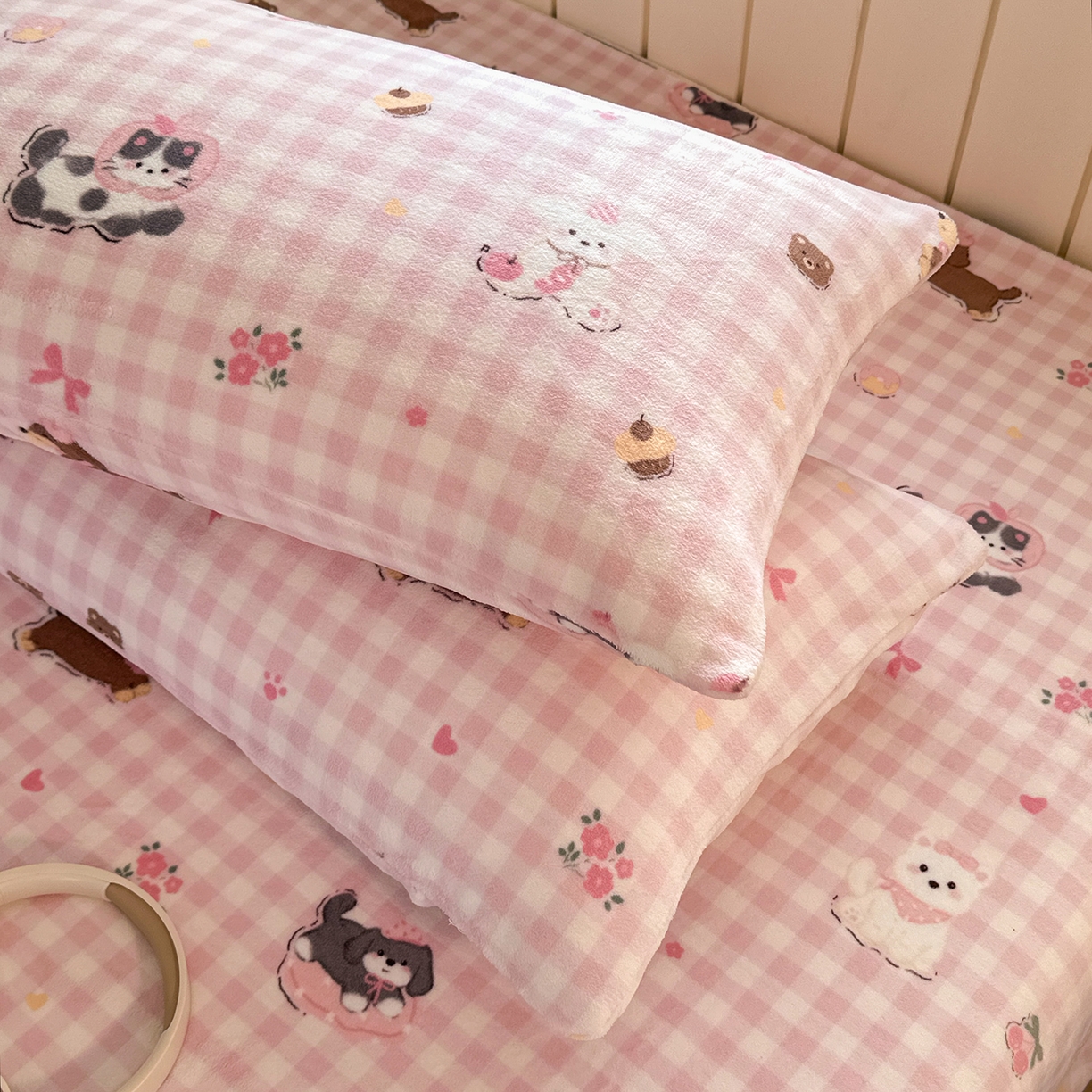 91家纺网 家纺一手货源 找家纺 丽美人家纺 2025新款牛奶绒小版枕套 格子小狗