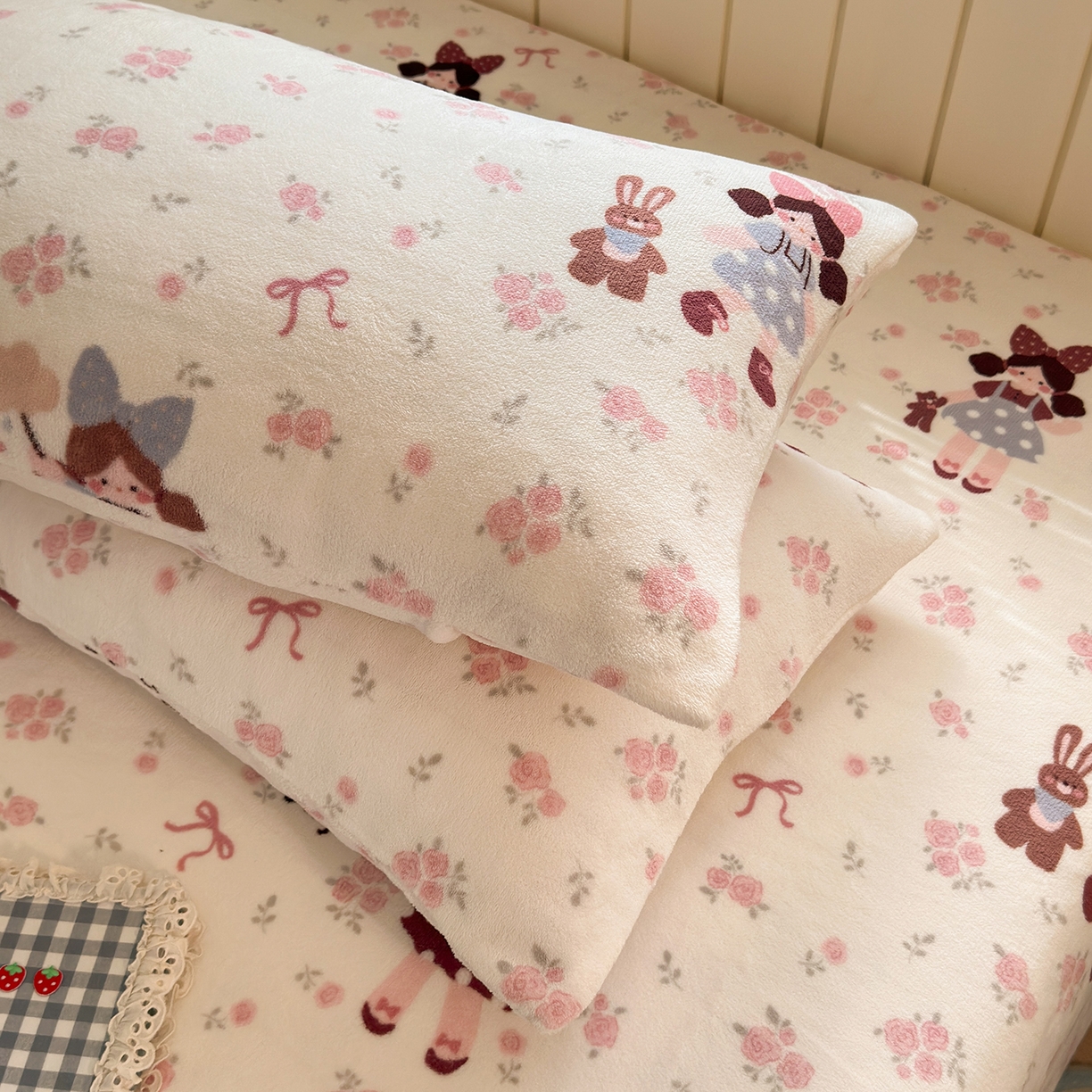 91家纺网 家纺一手货源 找家纺 丽美人家纺 2025新款牛奶绒小版枕套 玫瑰女孩