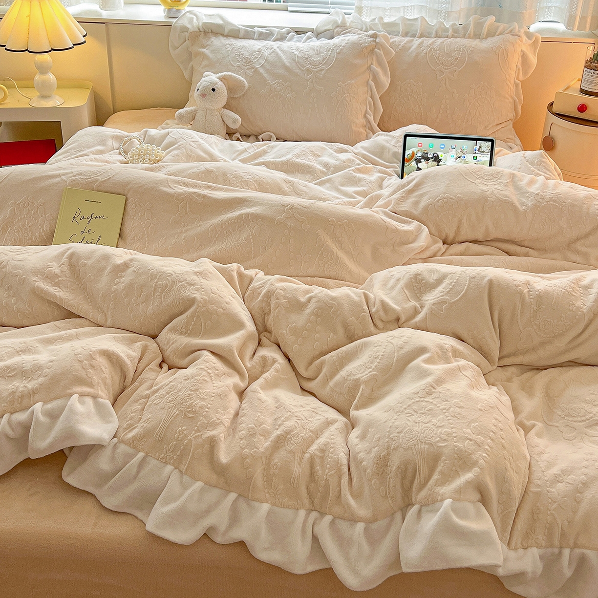 91家纺网 家纺一手货源 找家纺 亿梵家居 2025新款法式花边款A类5D牛奶绒立体雕花四件套（提供买家秀） 花边款  手捧花-奶油白