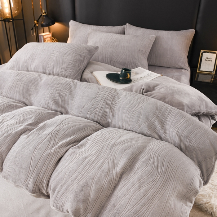 91家纺网 家纺一手货源 找家纺 米瑞娜 2025新款牛奶绒四件套 律动-浅灰