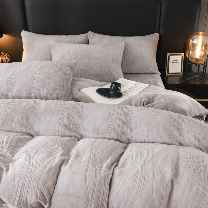 91家纺网 家纺一手货源 找家纺 米瑞娜 2025新款牛奶绒四件套 律动-浅灰