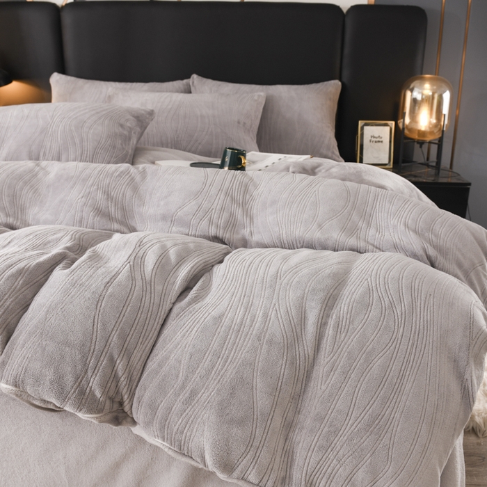 91家纺网 家纺一手货源 找家纺 米瑞娜 2025新款牛奶绒四件套 律动-浅灰