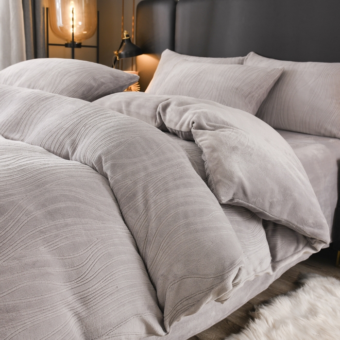 91家纺网 家纺一手货源 找家纺 米瑞娜 2025新款牛奶绒四件套 律动-浅灰