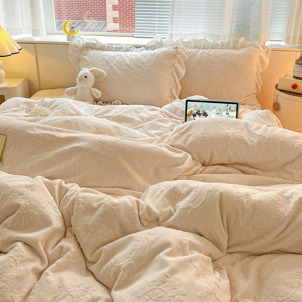 91家纺网 家纺一手货源 找家纺 亿梵家居 2025新款法式花边款A类5D牛奶绒立体雕花四件套（提供买家秀） 花边款  手捧花-奶油白