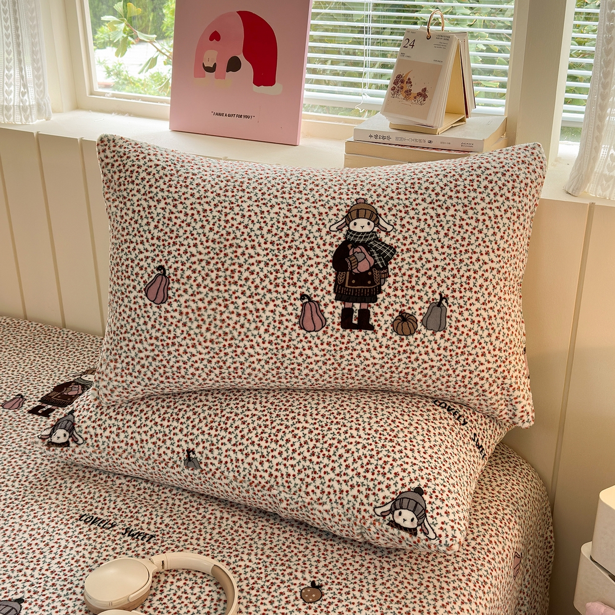 91家纺网 家纺一手货源 找家纺 丽美人家纺 2025新款牛奶绒小版枕套 春日女孩