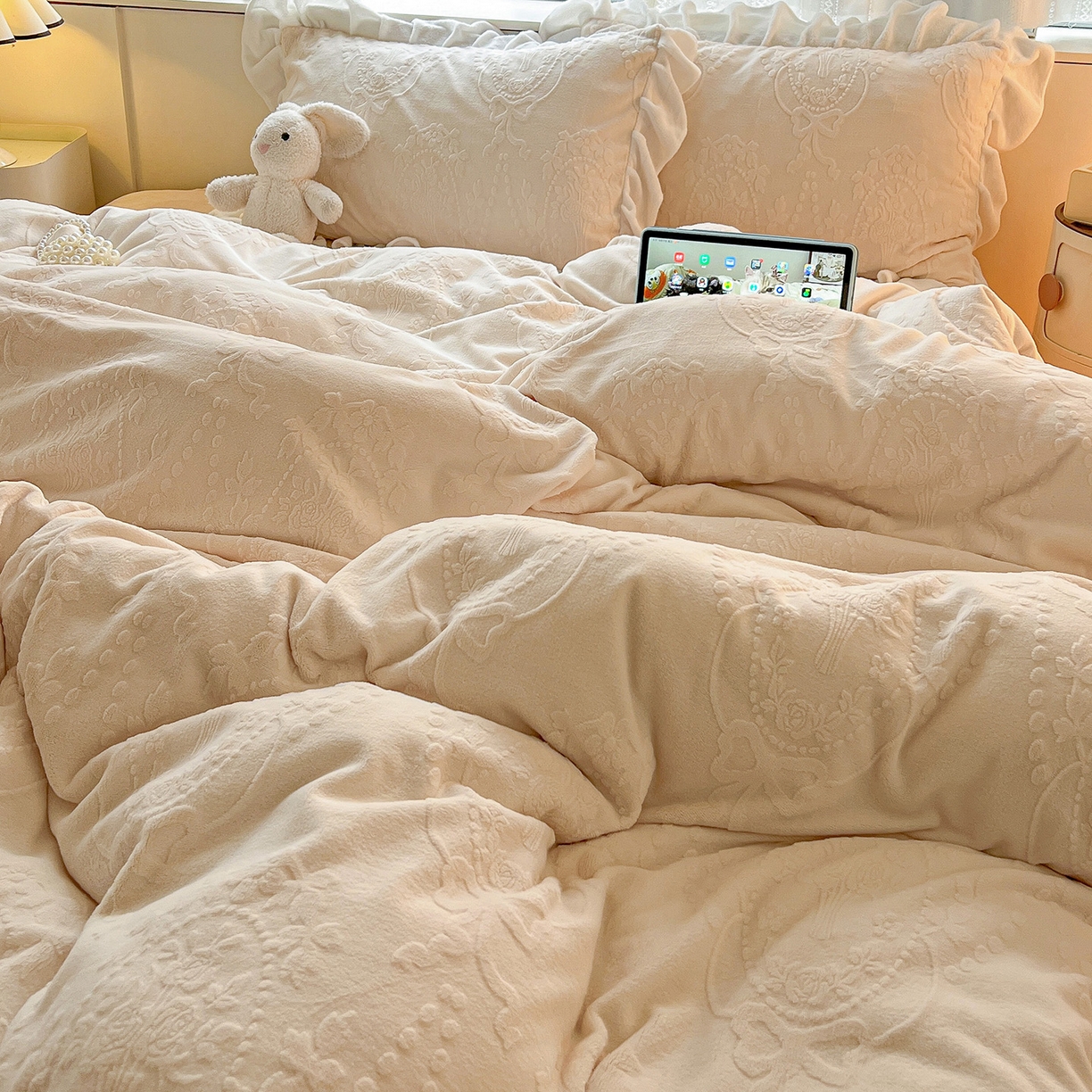 91家纺网 家纺一手货源 找家纺 亿梵家居 2025新款法式花边款A类5D牛奶绒立体雕花四件套（提供买家秀） 花边款  手捧花-奶油白