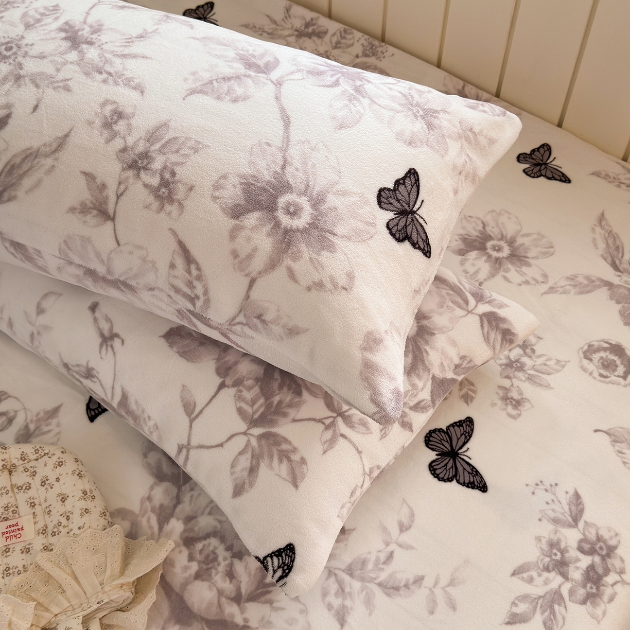 91家纺网 家纺一手货源 找家纺 丽美人家纺 2025新款牛奶绒小版枕套 水墨花蝴蝶