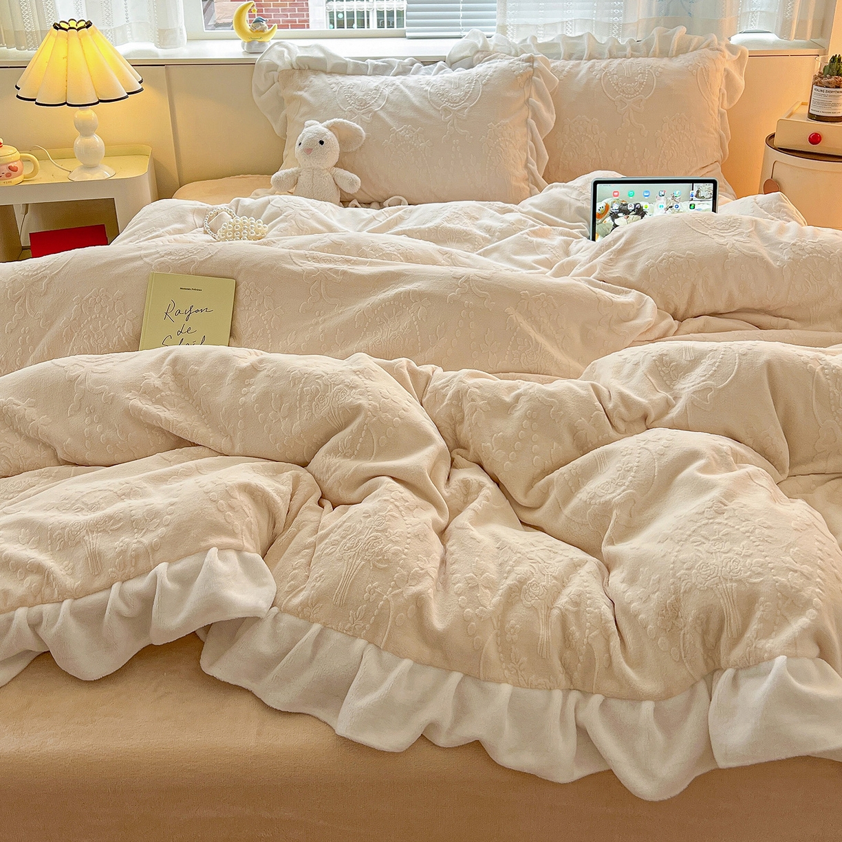 91家纺网 家纺一手货源 找家纺 亿梵家居 2025新款法式花边款A类5D牛奶绒立体雕花四件套（提供买家秀） 花边款  手捧花-奶油白