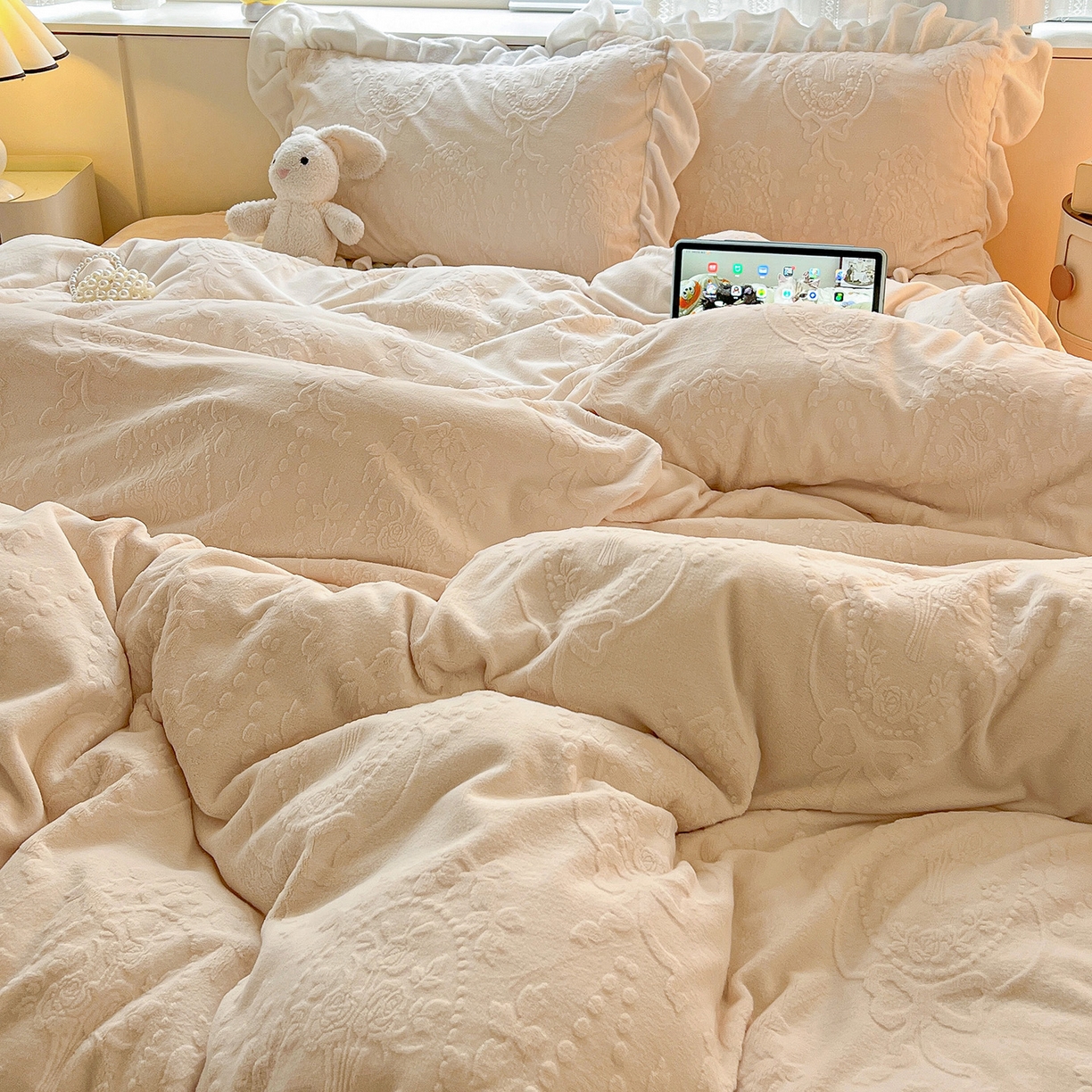 91家纺网 家纺一手货源 找家纺 亿梵家居 2025新款法式花边款A类5D牛奶绒立体雕花四件套（提供买家秀） 花边款  手捧花-奶油白