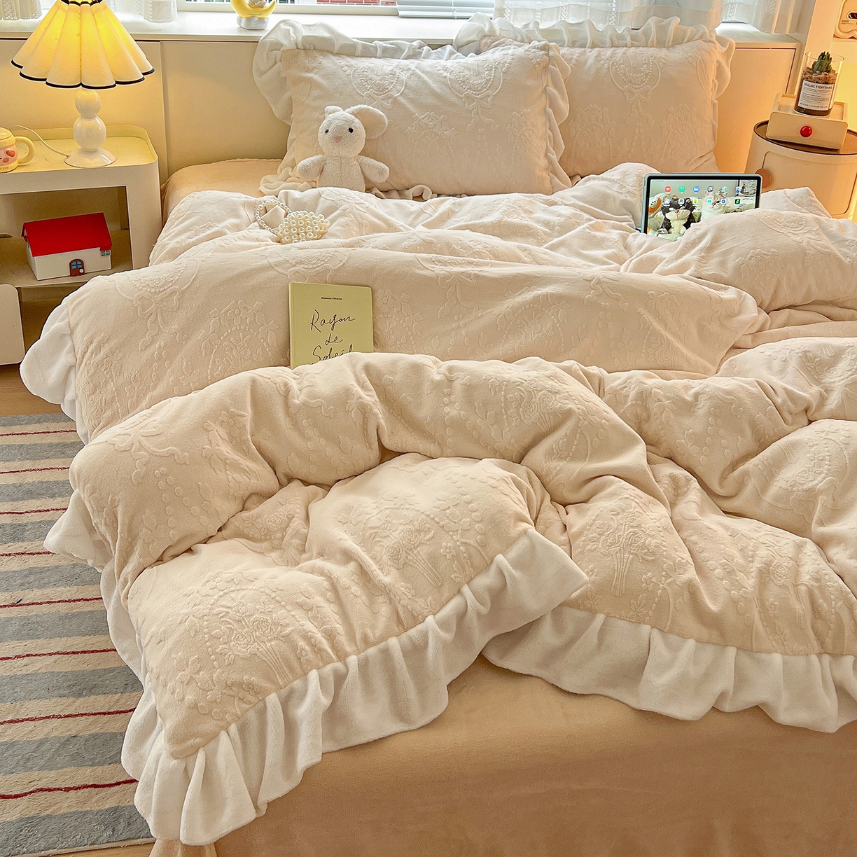 91家纺网 家纺一手货源 找家纺 亿梵家居 2025新款法式花边款A类5D牛奶绒立体雕花四件套（提供买家秀） 花边款  手捧花-奶油白