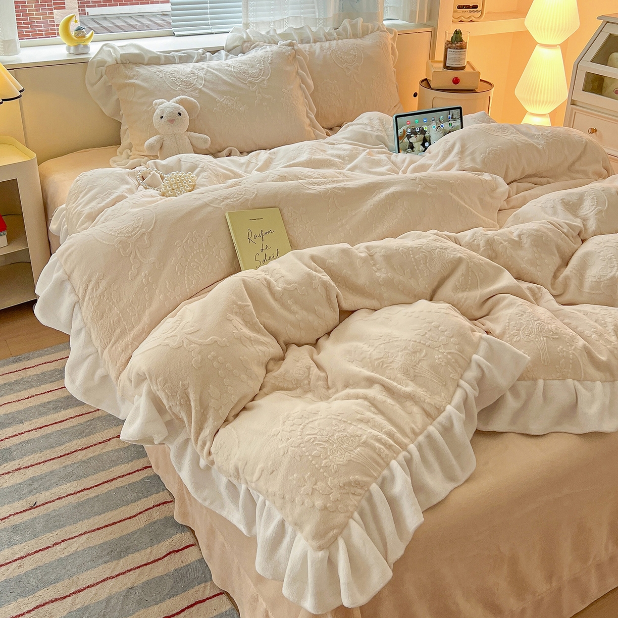 91家纺网 家纺一手货源 找家纺 亿梵家居 2025新款法式花边款A类5D牛奶绒立体雕花四件套（提供买家秀） 花边款  手捧花-奶油白