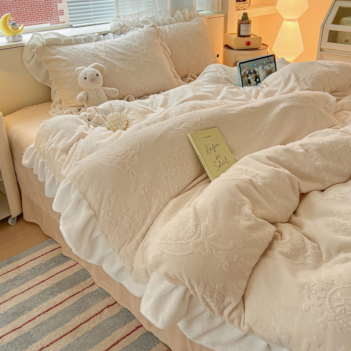 91家纺网 家纺一手货源 找家纺 亿梵家居 2025新款法式花边款A类5D牛奶绒立体雕花四件套（提供买家秀） 花边款  手捧花-奶油白