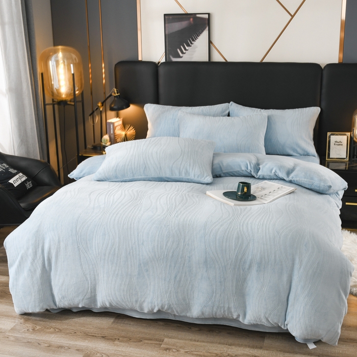 91家纺网 家纺一手货源 找家纺 米瑞娜 2025新款牛奶绒四件套 律动-天蓝