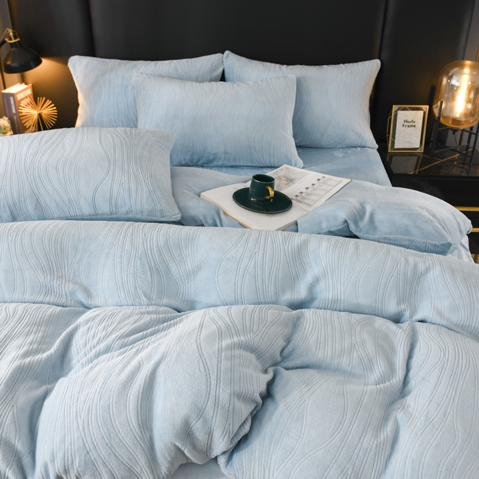 91家纺网 家纺一手货源 找家纺 米瑞娜 2025新款牛奶绒四件套 律动-天蓝