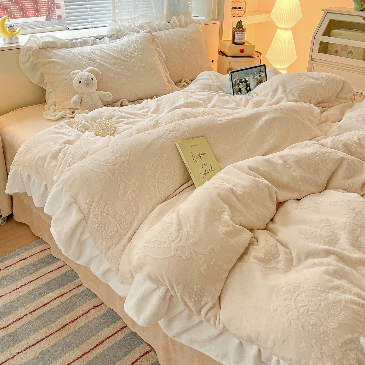 91家纺网 家纺一手货源 找家纺 亿梵家居 2025新款法式花边款A类5D牛奶绒立体雕花四件套（提供买家秀） 花边款  手捧花-奶油白