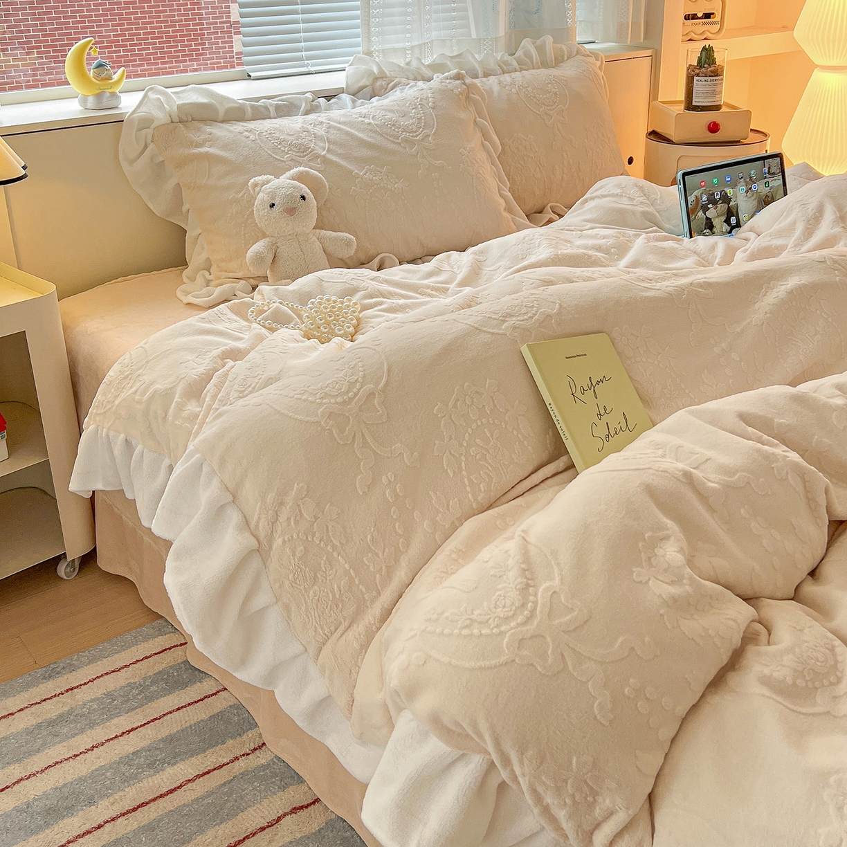 91家纺网 家纺一手货源 找家纺 亿梵家居 2025新款法式花边款A类5D牛奶绒立体雕花四件套（提供买家秀） 花边款  手捧花-奶油白