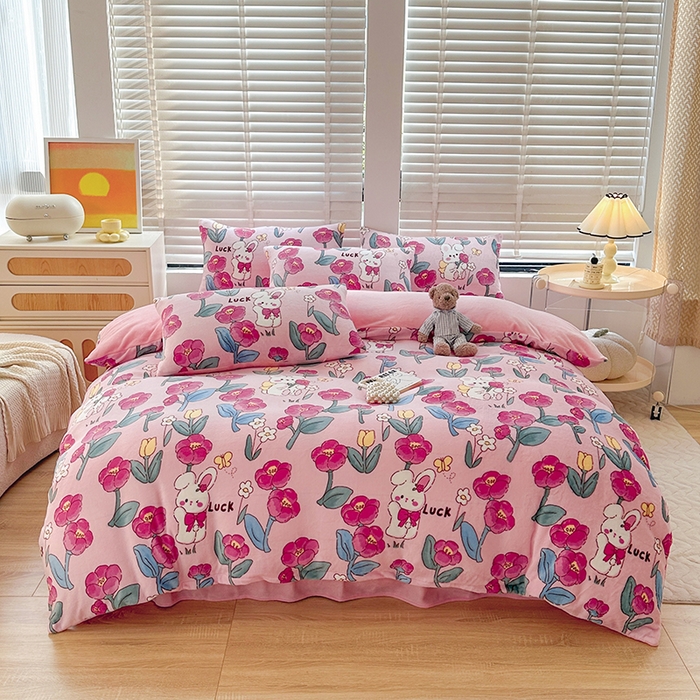 91家纺网 家纺一手货源 找家纺 斯卡诺家纺 2025小清新加厚高克重牛奶绒四件套网红直播爆款 萌萌兔