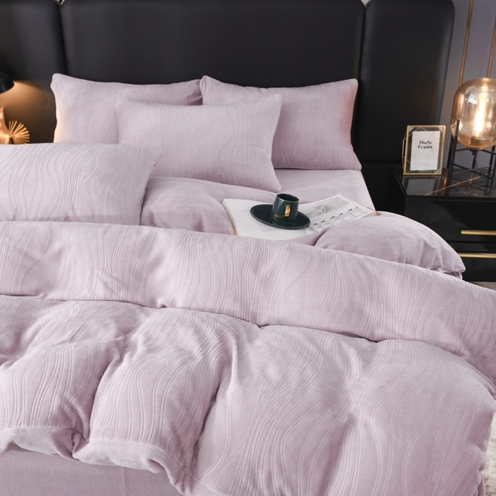 91家纺网 家纺一手货源 找家纺 米瑞娜 2025新款牛奶绒四件套 律动-香芋紫