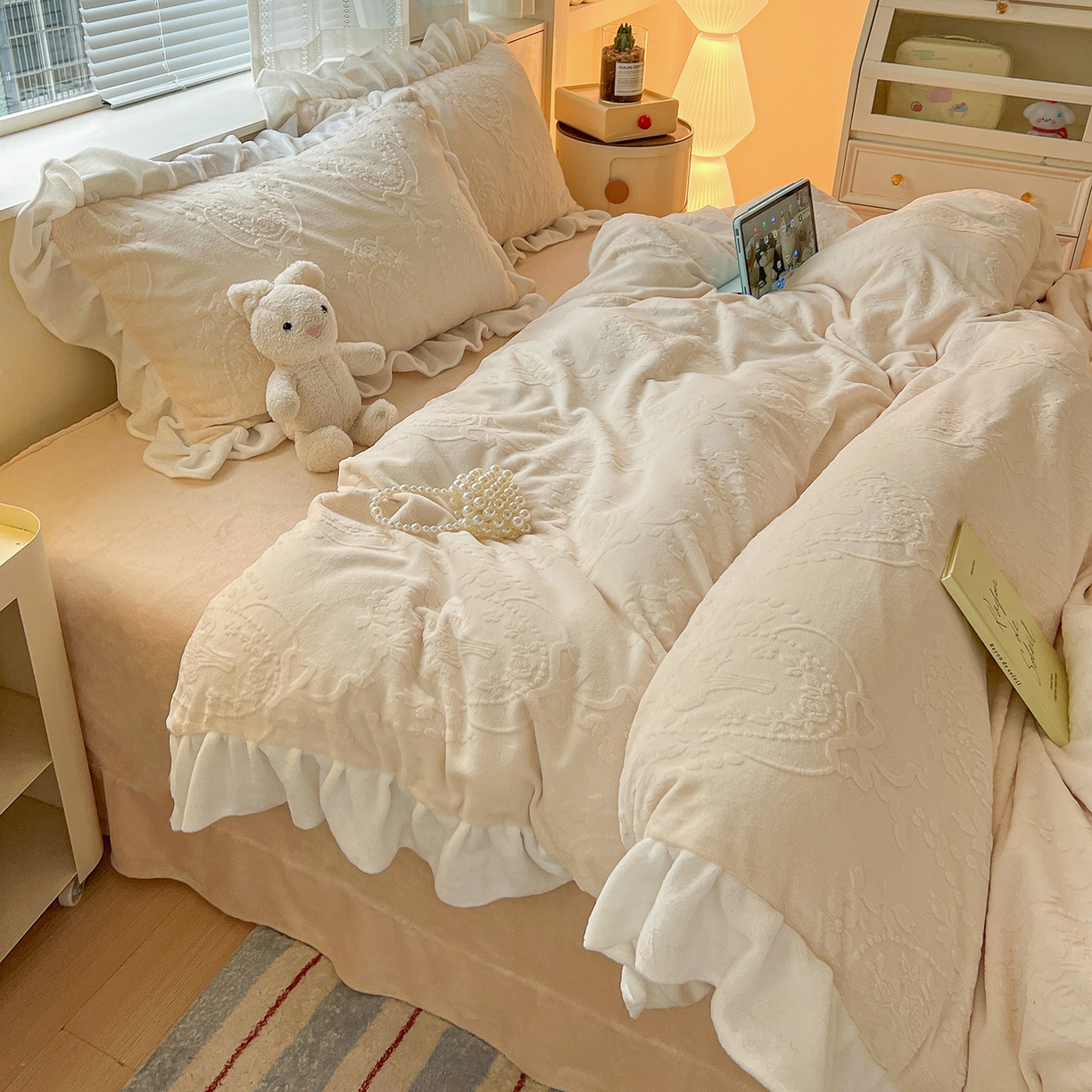 91家纺网 家纺一手货源 找家纺 亿梵家居 2025新款法式花边款A类5D牛奶绒立体雕花四件套（提供买家秀） 花边款  手捧花-奶油白