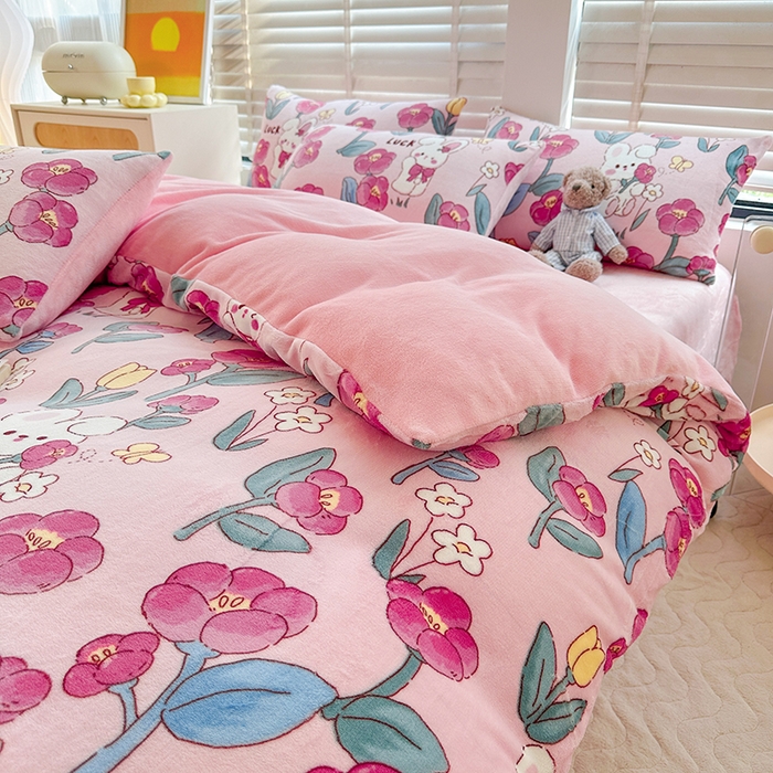 91家纺网 家纺一手货源 找家纺 斯卡诺家纺 2025小清新加厚高克重牛奶绒四件套网红直播爆款 萌萌兔