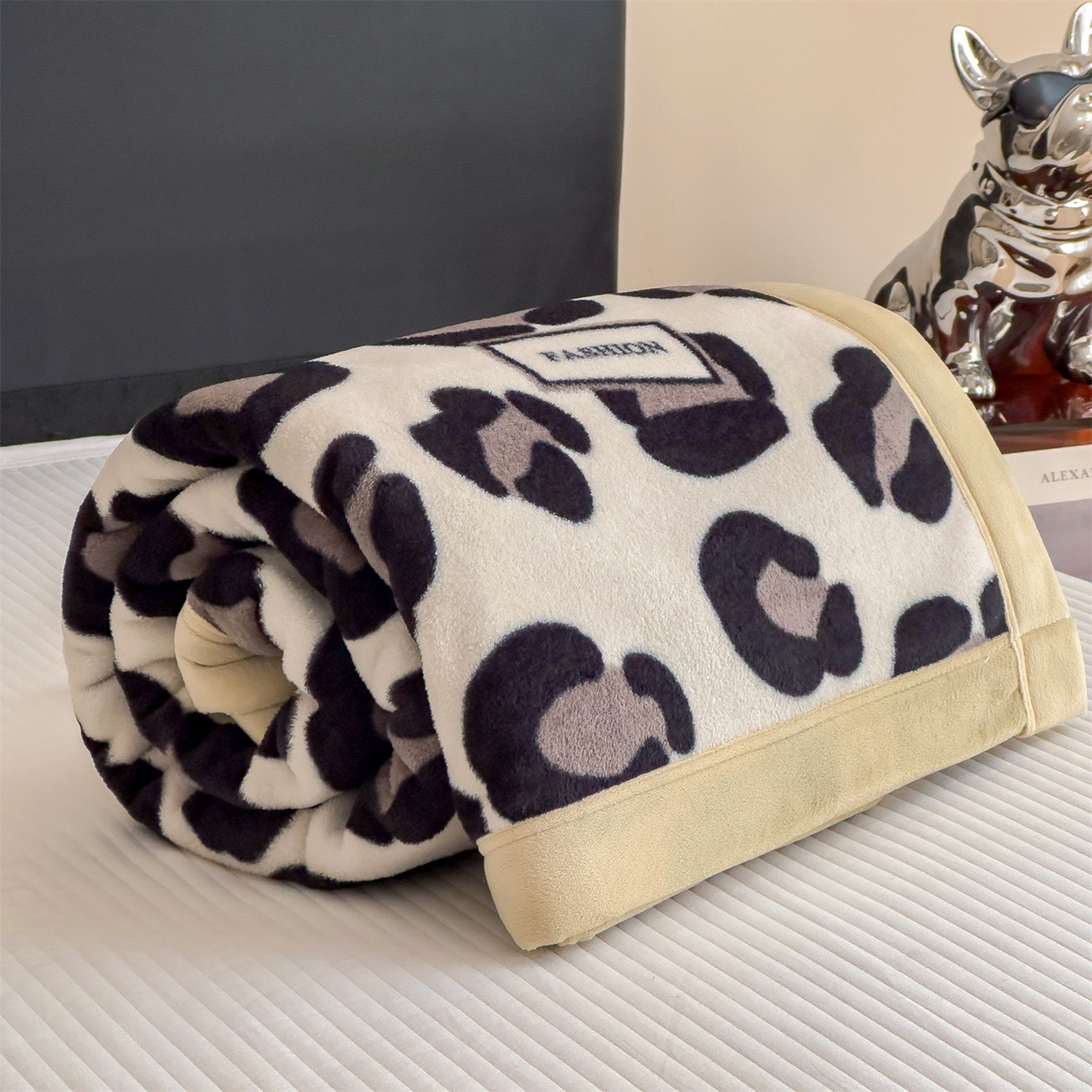 91家纺网 家纺一手货源 找家纺 丝幔家纺 2025新款羊绵绒双层印花毛毯毯子 豹纹星尘