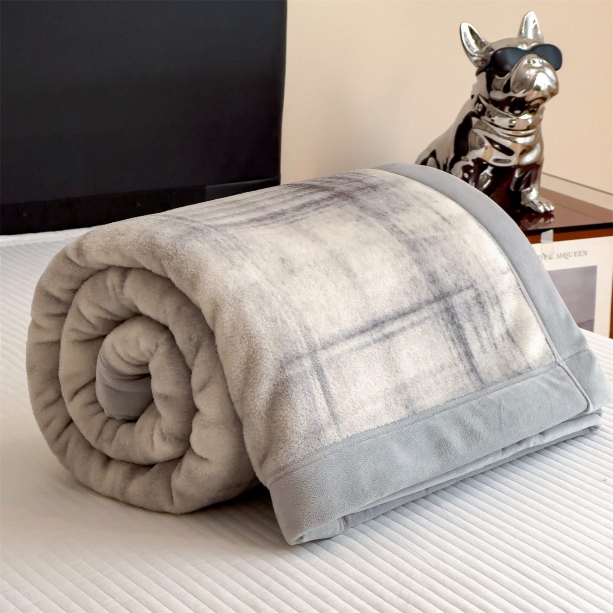 91家纺网 家纺一手货源 找家纺 丝幔家纺 2025新款羊绵绒双层印花毛毯毯子 灰色空间