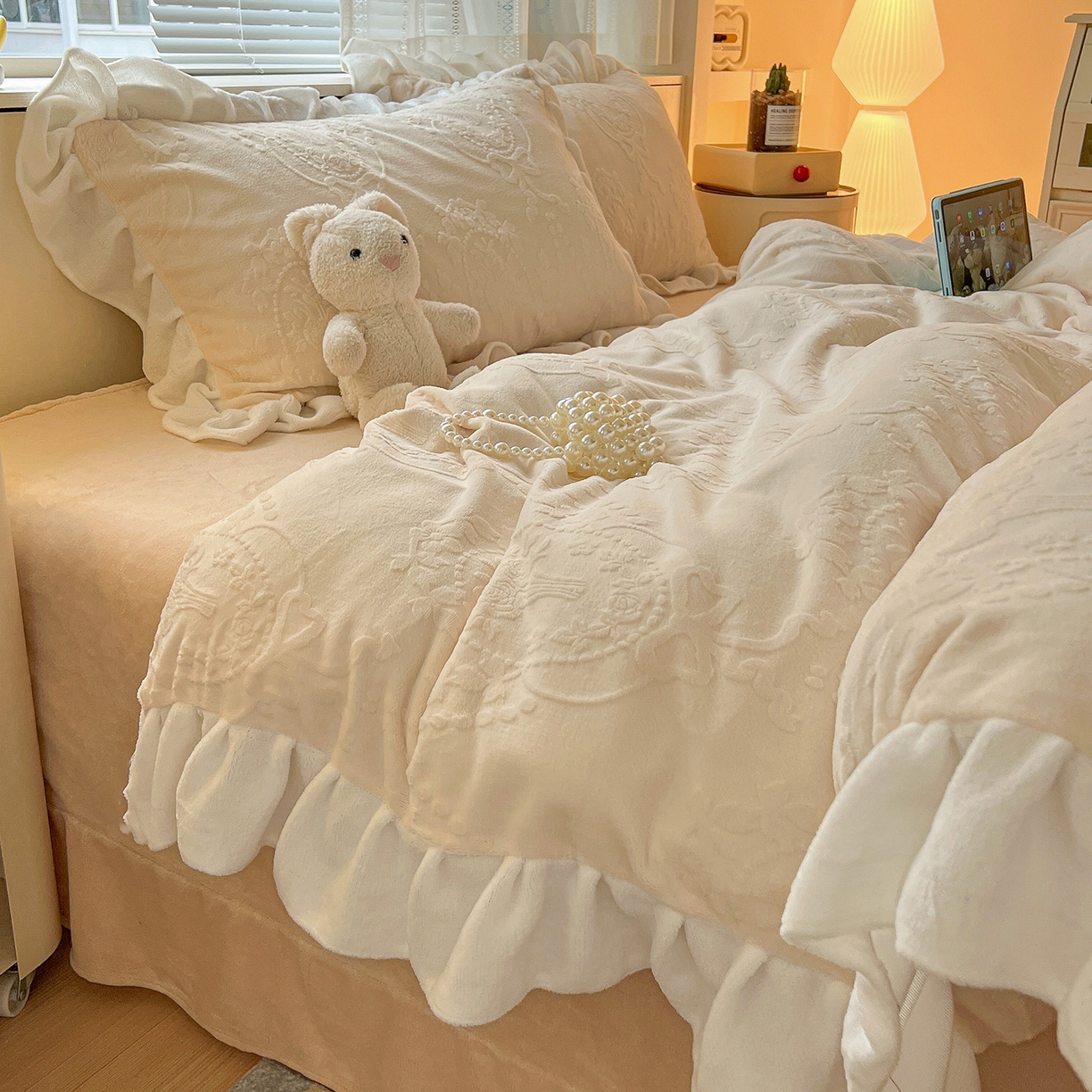 91家纺网 家纺一手货源 找家纺 亿梵家居 2025新款法式花边款A类5D牛奶绒立体雕花四件套（提供买家秀） 花边款  手捧花-奶油白