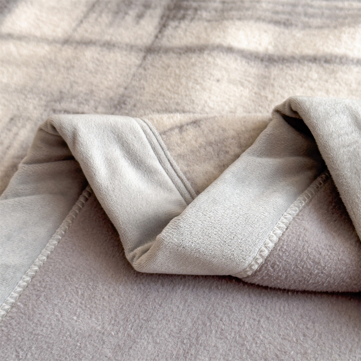 91家纺网 家纺一手货源 找家纺 丝幔家纺 2025新款羊绵绒双层印花毛毯毯子 灰色空间