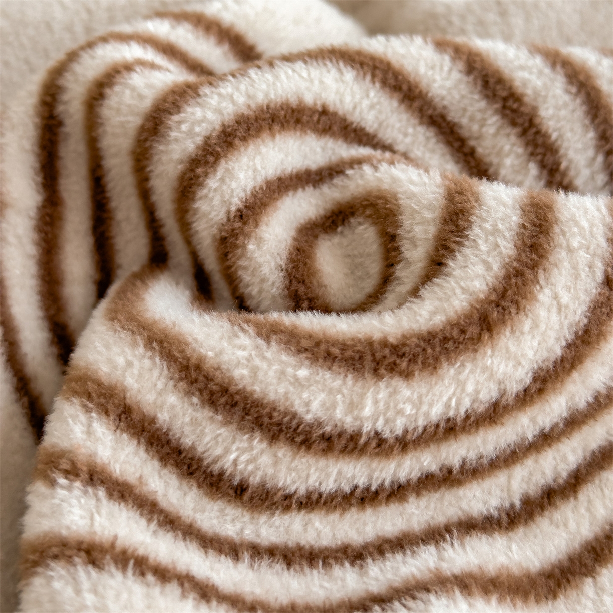 91家纺网 家纺一手货源 找家纺 丝幔家纺 2025新款羊绵绒双层印花毛毯毯子 塔米洛 咖