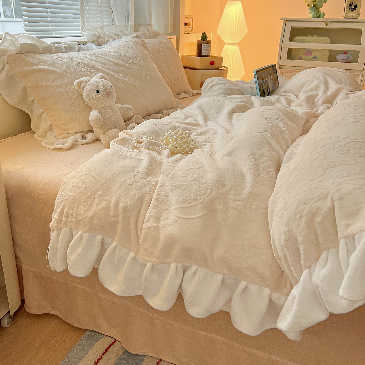 91家纺网 家纺一手货源 找家纺 亿梵家居 2025新款法式花边款A类5D牛奶绒立体雕花四件套（提供买家秀） 花边款  手捧花-奶油白