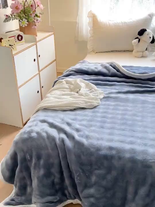 91家纺网 家纺一手货源 找家纺 启发 2025新款泡泡牛奶绒毛毯 泡泡蓝灰