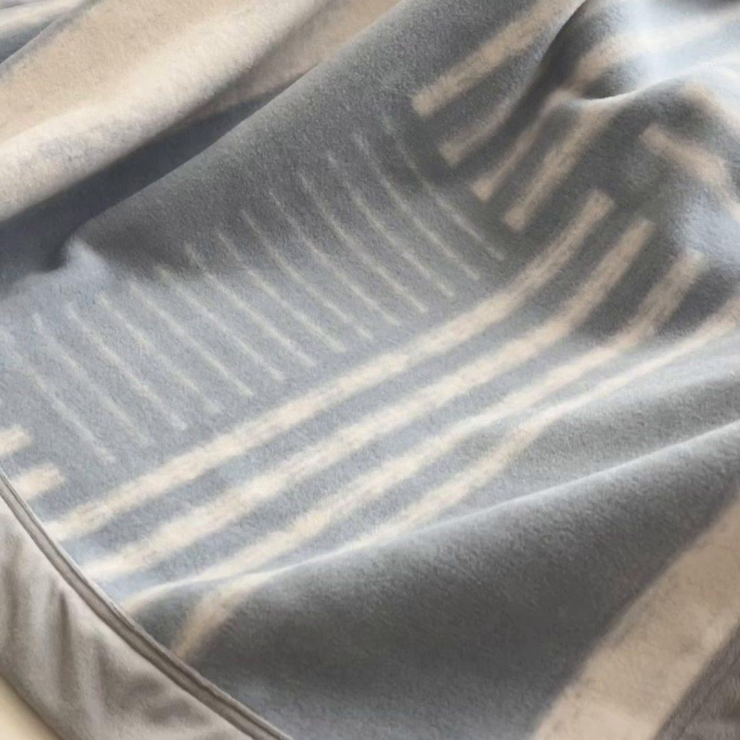 91家纺网 家纺一手货源 找家纺 丝幔家纺 2025新款羊绵绒双层印花毛毯毯子 时光线条