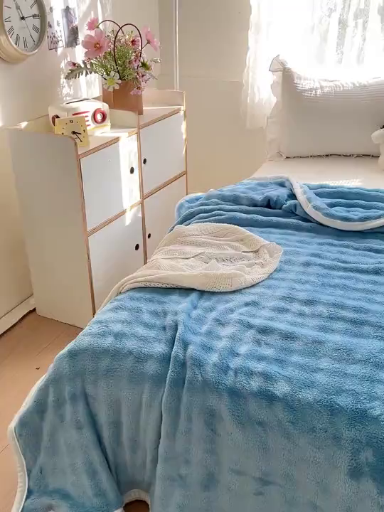 91家纺网 家纺一手货源 找家纺 启发 2025新款泡泡牛奶绒毛毯 泡泡牛仔蓝