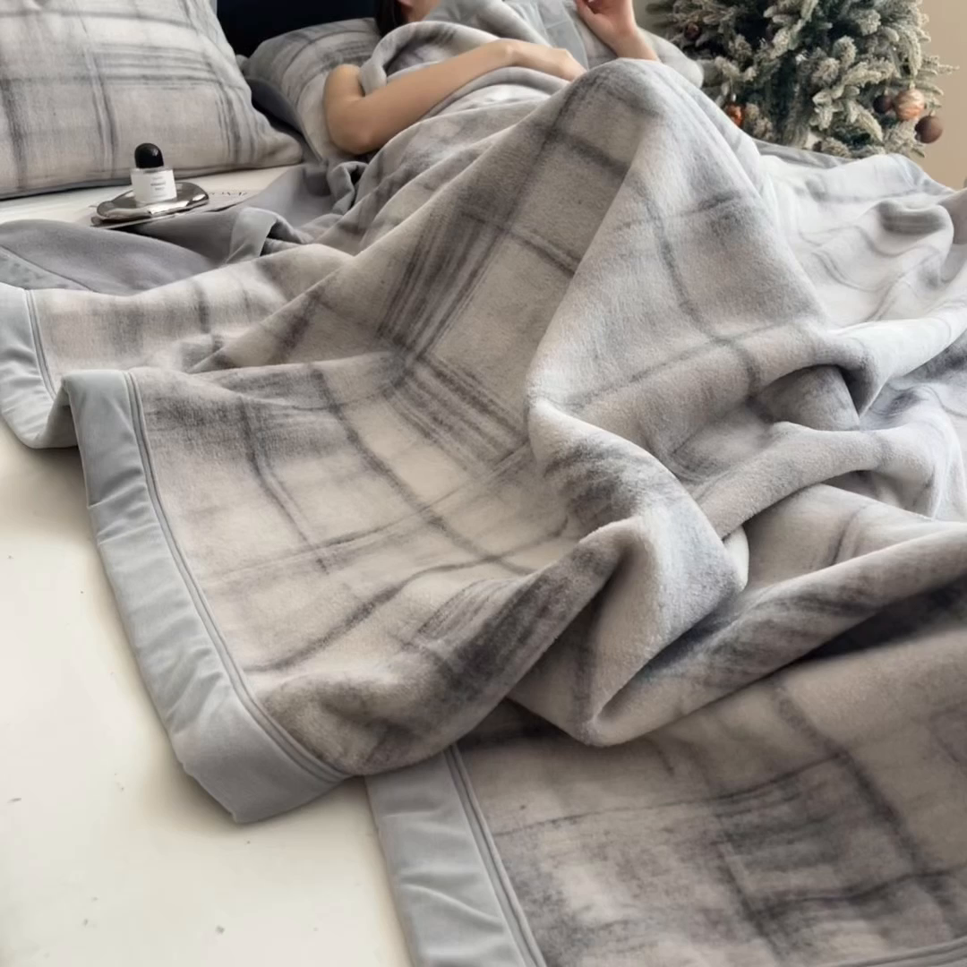 91家纺网 家纺一手货源 找家纺 丝幔家纺 2025新款羊绵绒双层印花毛毯毯子 灰色空间