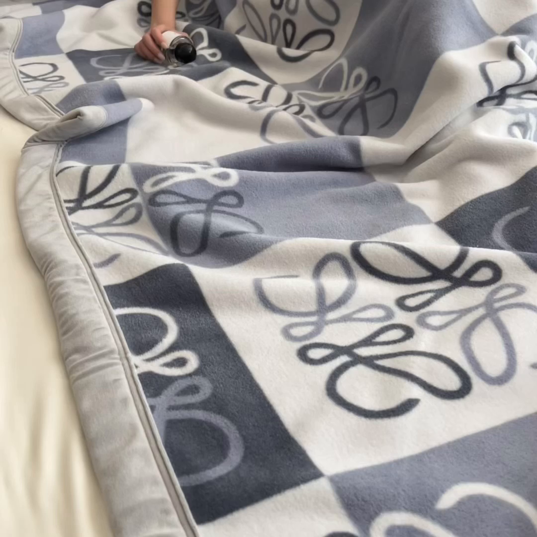 91家纺网 家纺一手货源 找家纺 丝幔家纺 2025新款羊绵绒双层印花毛毯毯子 暮光 蓝