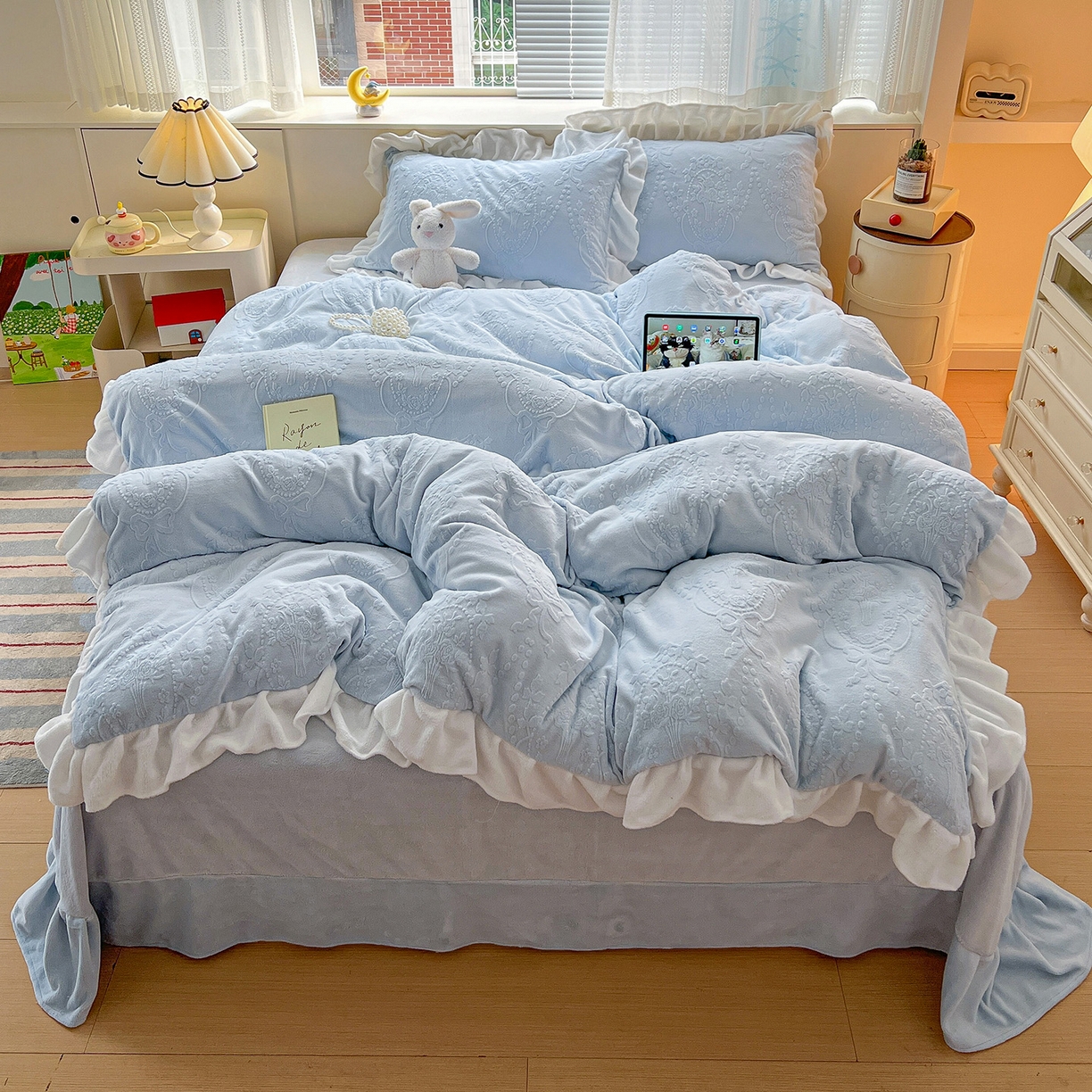 91家纺网 家纺一手货源 找家纺 亿梵家居 2025新款法式花边款A类5D牛奶绒立体雕花四件套（提供买家秀） 花边款  手捧花-天空蓝