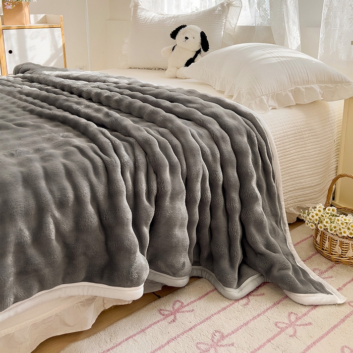 91家纺网 家纺一手货源 找家纺 启发 2025新款泡泡牛奶绒毛毯 泡泡雅士灰