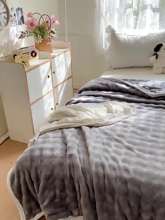 91家纺网 家纺一手货源 找家纺 启发 2025新款泡泡牛奶绒毛毯 泡泡雅士灰