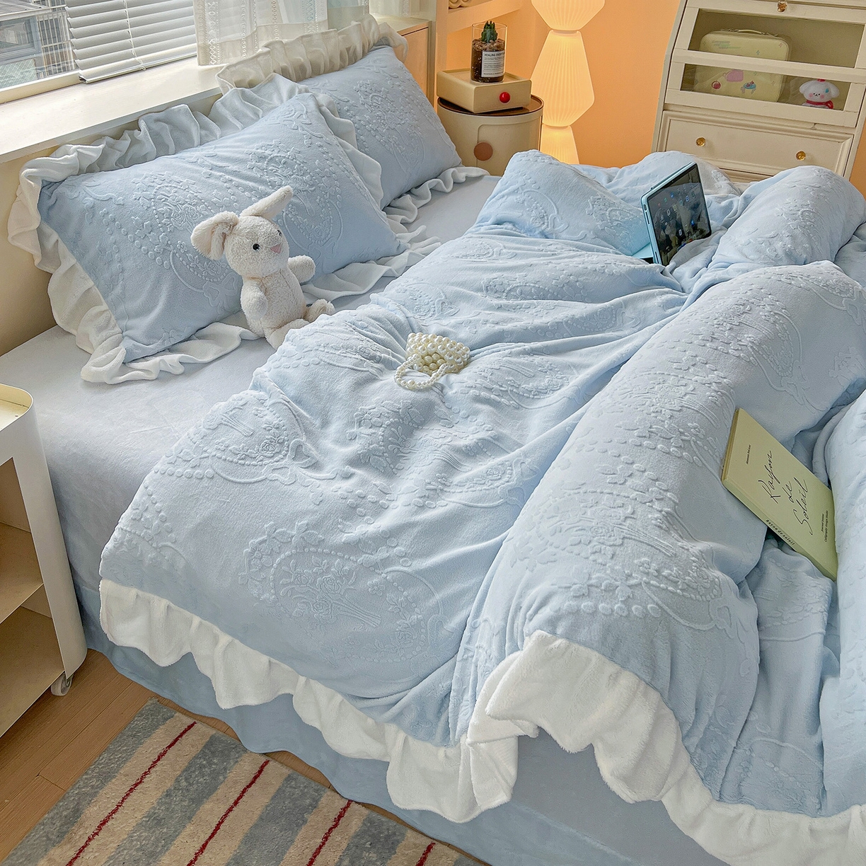 91家纺网 家纺一手货源 找家纺 亿梵家居 2025新款法式花边款A类5D牛奶绒立体雕花四件套（提供买家秀） 花边款  手捧花-天空蓝