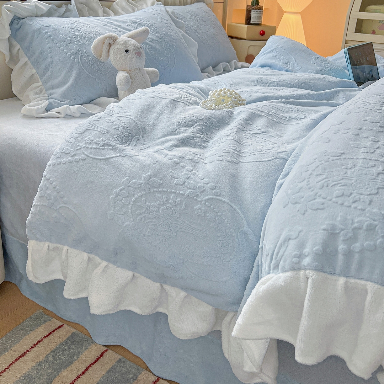 91家纺网 家纺一手货源 找家纺 亿梵家居 2025新款法式花边款A类5D牛奶绒立体雕花四件套（提供买家秀） 花边款  手捧花-天空蓝