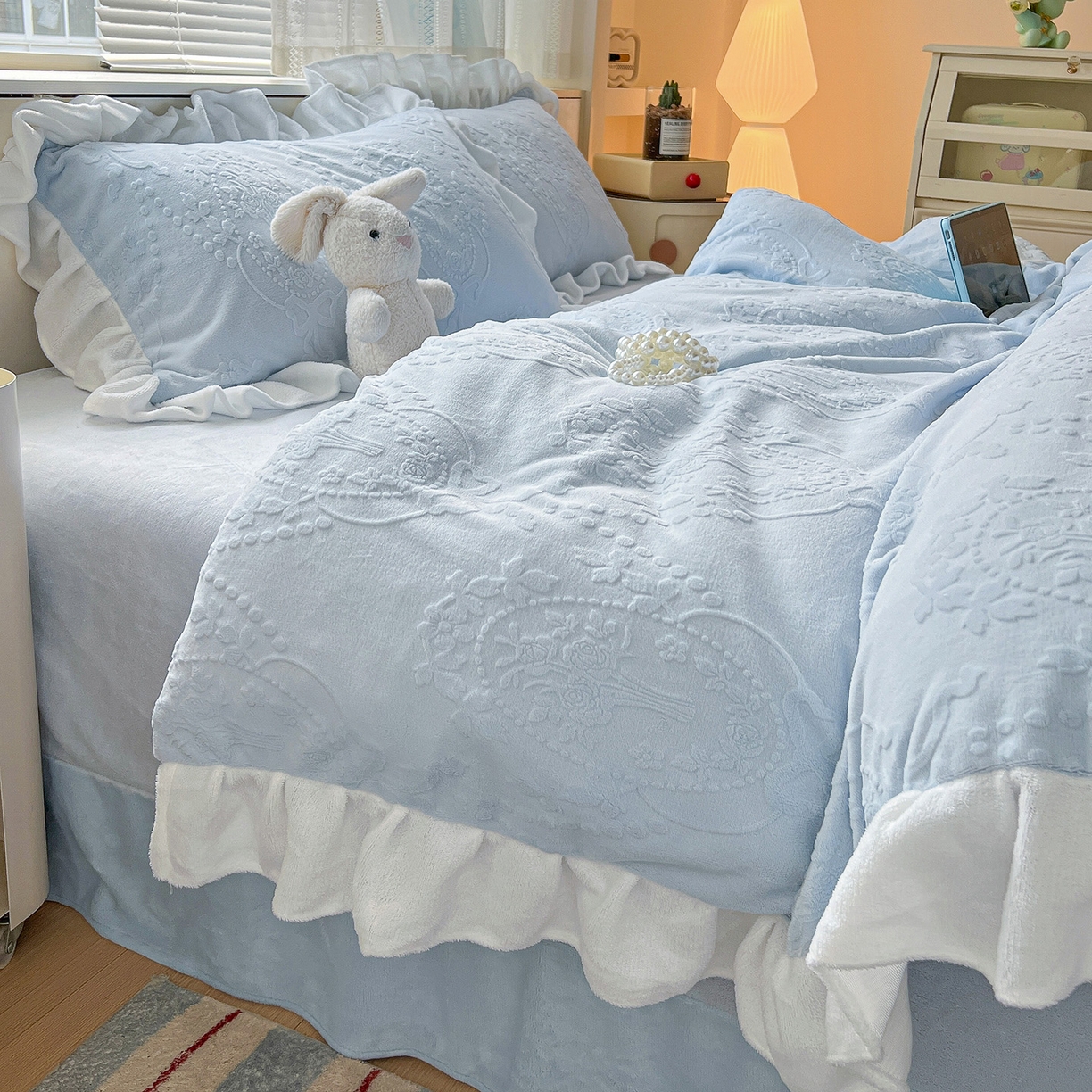 91家纺网 家纺一手货源 找家纺 亿梵家居 2025新款法式花边款A类5D牛奶绒立体雕花四件套（提供买家秀） 花边款  手捧花-天空蓝