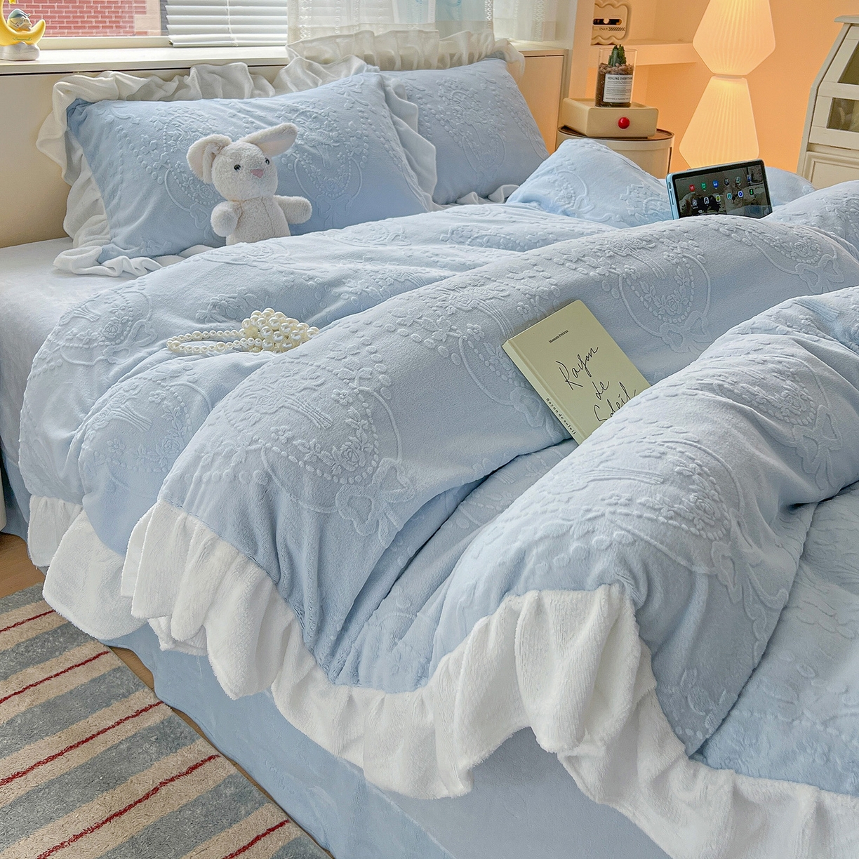 91家纺网 家纺一手货源 找家纺 亿梵家居 2025新款法式花边款A类5D牛奶绒立体雕花四件套（提供买家秀） 花边款  手捧花-天空蓝