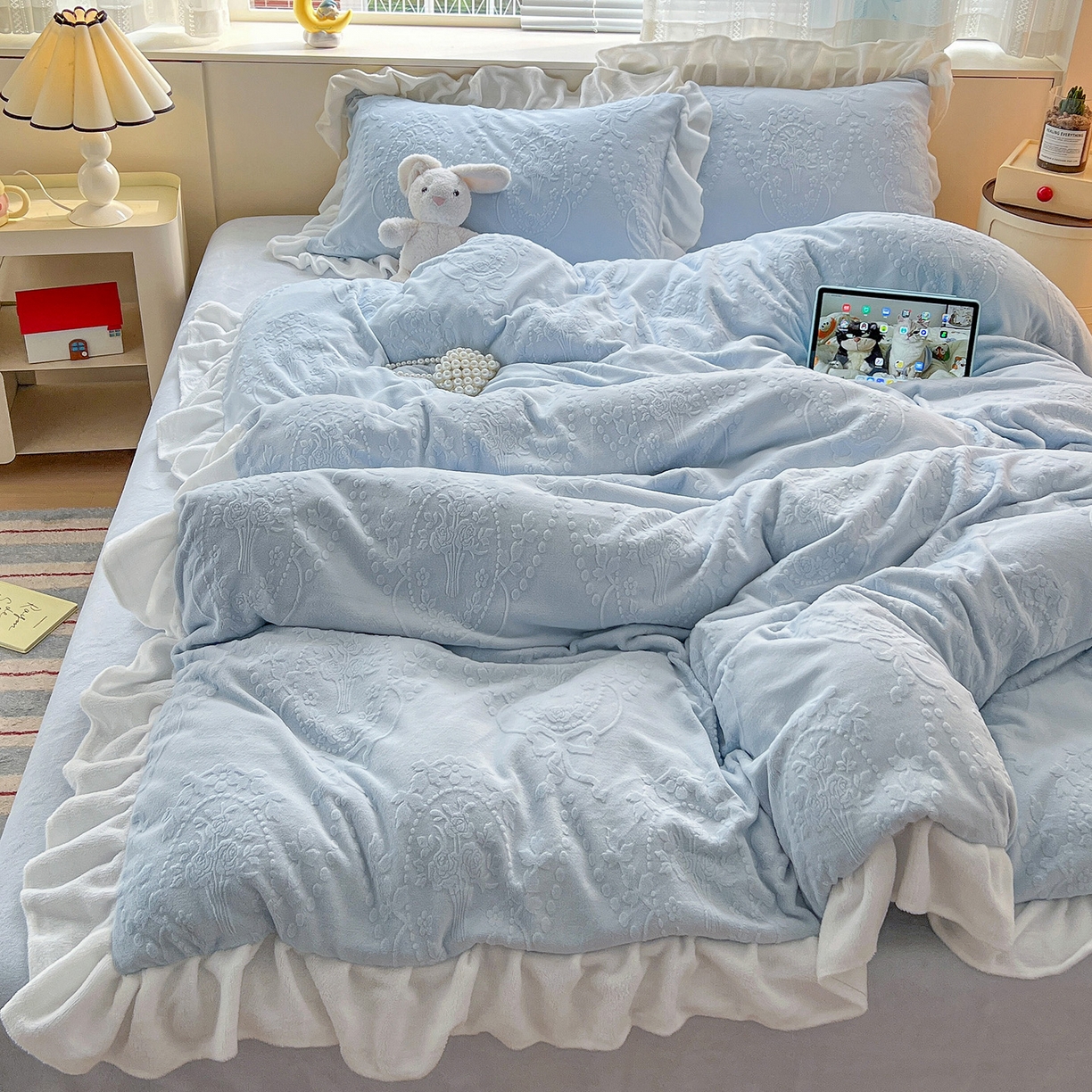 91家纺网 家纺一手货源 找家纺 亿梵家居 2025新款法式花边款A类5D牛奶绒立体雕花四件套（提供买家秀） 花边款  手捧花-天空蓝