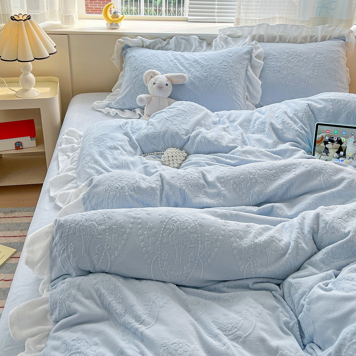 91家纺网 家纺一手货源 找家纺 亿梵家居 2025新款法式花边款A类5D牛奶绒立体雕花四件套（提供买家秀） 花边款  手捧花-天空蓝